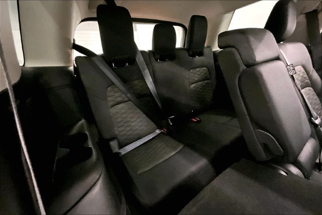 Used 2025 Nissan Pathfinder SV FWD image 31