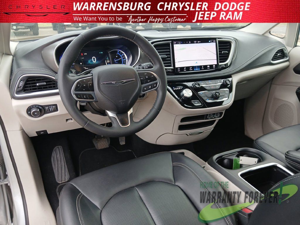 Used 2024 Chrysler Pacifica Limited FWD image 16