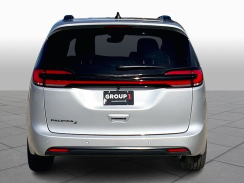 New 2026 Chrysler Pacifica Select image 4