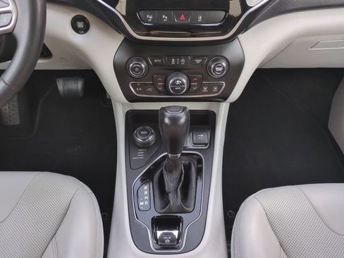 Used 2022 Jeep Cherokee Limited AWD/4WD image 19
