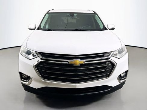 Used 2021 Chevrolet Traverse LT image 2