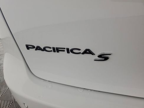 New 2026 Chrysler Pacifica Limited image 32