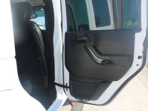 Used 2017 Jeep Wrangler Unlimited Sahara image 37