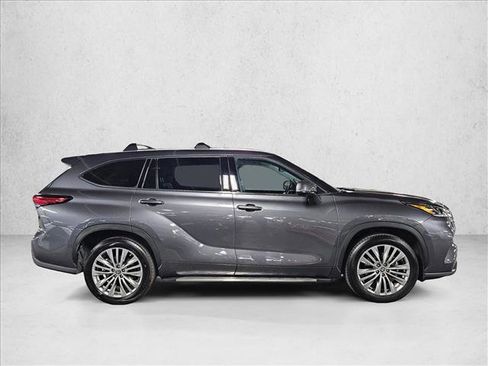 Used 2023 Toyota Highlander Platinum FWD image 4