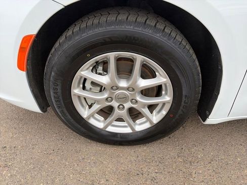 Used 2024 Chrysler Pacifica Touring-L FWD image 12