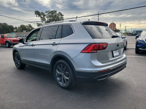 Used 2022 Volkswagen Tiguan SE w/ Panoramic Sunroof Package image 8
