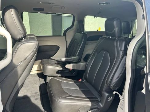 Used 2023 Chrysler Pacifica Touring-L w/ Uconnect Theater Family Group AWD/4WD image 19