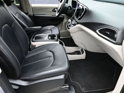 Used 2024 Chrysler Pacifica Touring-L image 8