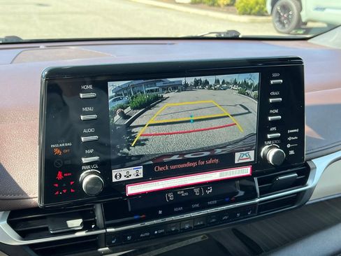 Certified 2024 Toyota Sienna Platinum image 25