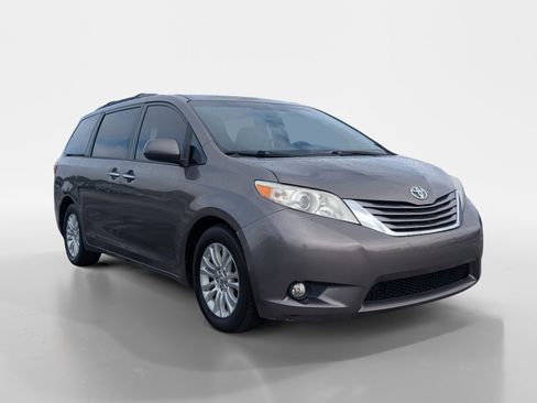 Used 2015 Toyota Sienna XLE Premium FWD image 2