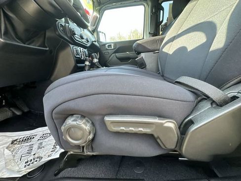 Used 2022 Jeep Gladiator Willys image 16