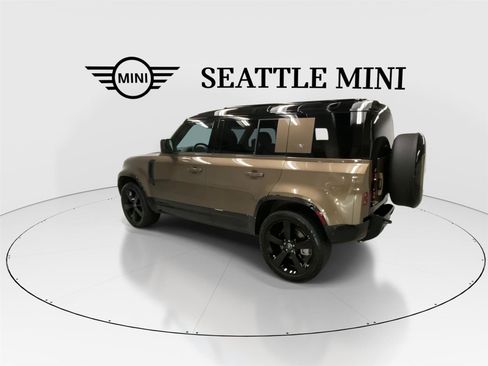 Used 2024 Land Rover Defender 110 X-Dynamic SE image 8