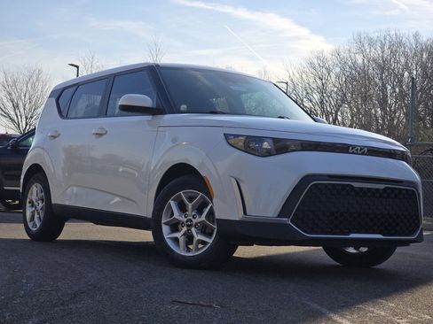 Used 2023 Kia Soul LX w/ LX Technology Package FWD image 1