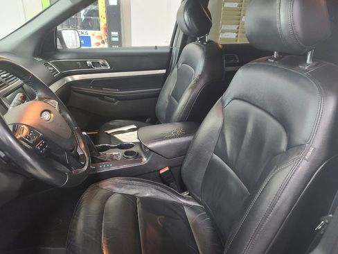 Used 2017 Ford Explorer XLT w/ Equipment Group 202A FWD image 5