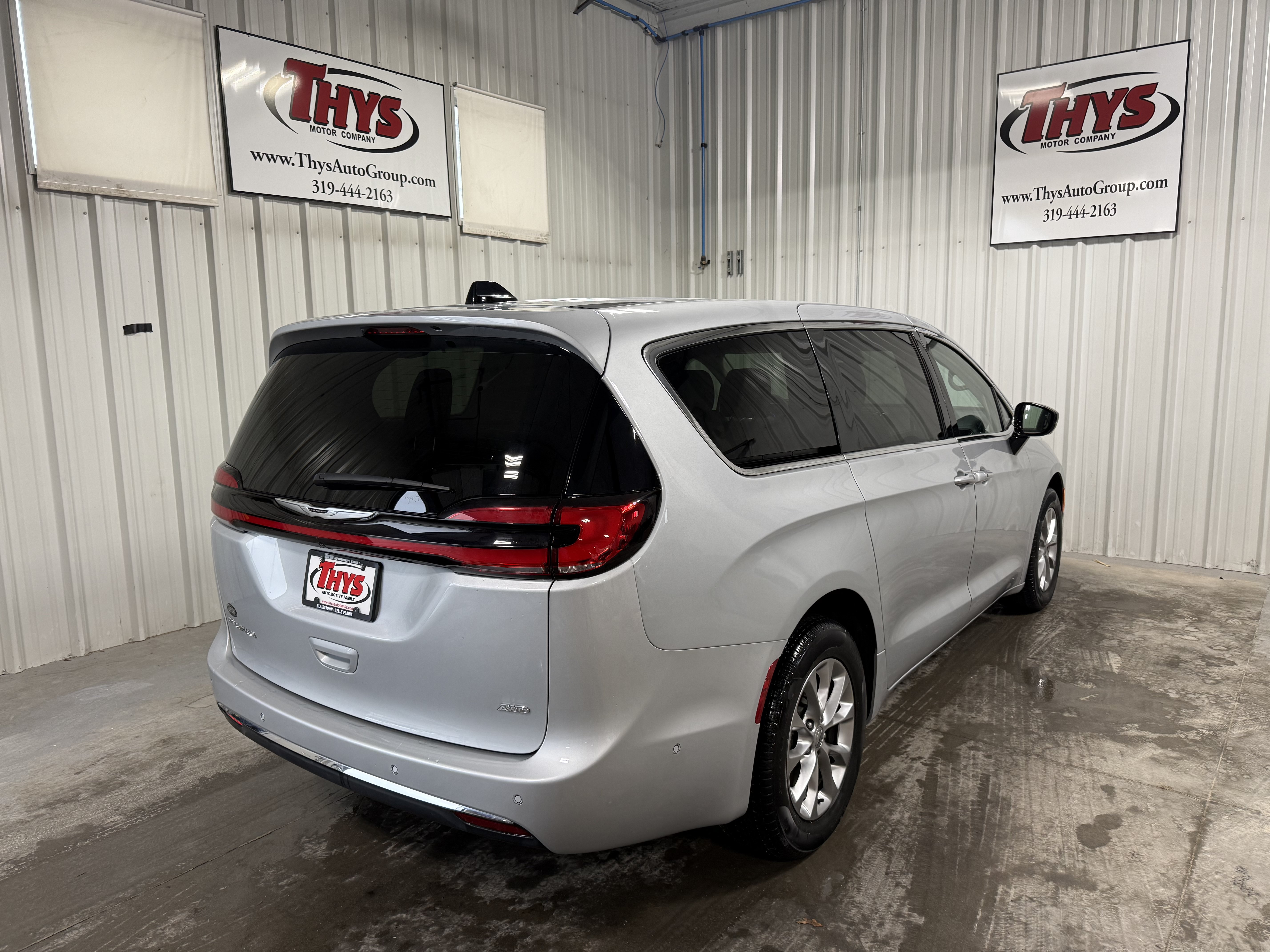 Used 2024 Chrysler Pacifica Touring-L w/ Uconnect Theater Family Group AWD/4WD image 3