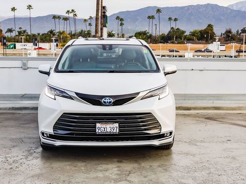 Used 2023 Toyota Sienna Limited image 2