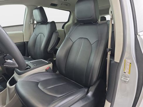 Used 2024 Chrysler Pacifica Touring-L FWD image 14