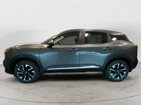 Used 2025 Nissan Kicks SV AWD/4WD image 2
