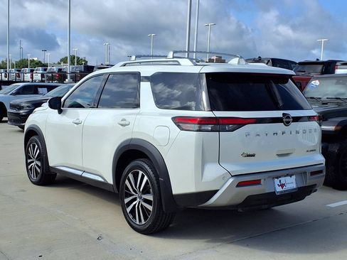 Used 2023 Nissan Pathfinder Platinum FWD image 2