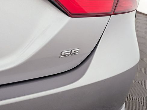 Used 2019 Toyota Camry SE FWD image 7