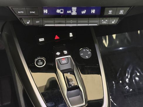 Used 2024 Audi Q4 e-tron Prestige image 27