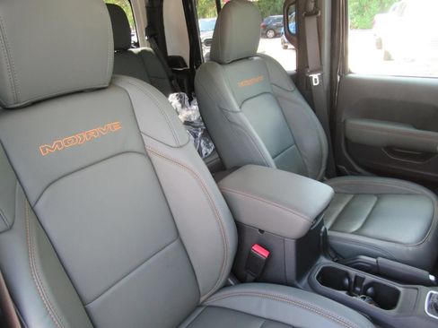 Certified 2025 Jeep Gladiator Mojave w/ Convenience Group AWD/4WD image 11