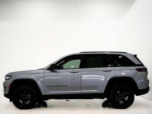 New 2025 Jeep Grand Cherokee Altitude image 6
