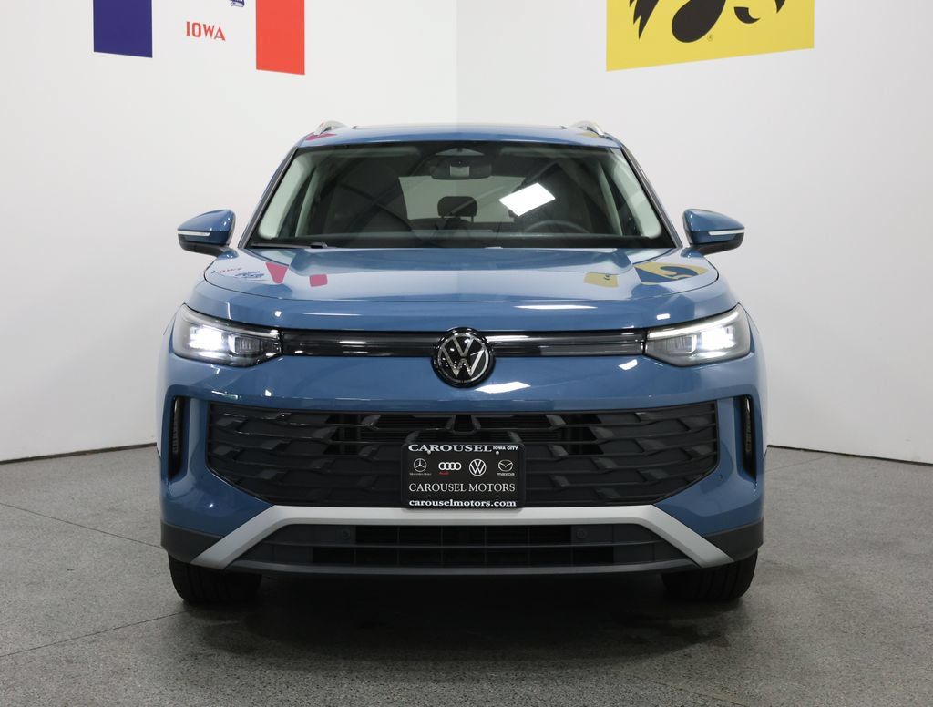 Used 2025 Volkswagen Tiguan SE AWD/4WD image 7