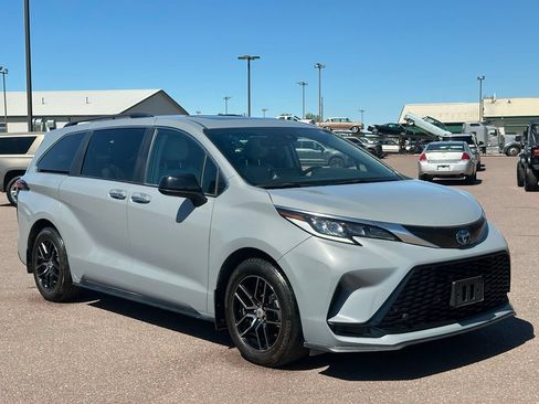 Used 2023 Toyota Sienna XSE AWD/4WD image 7