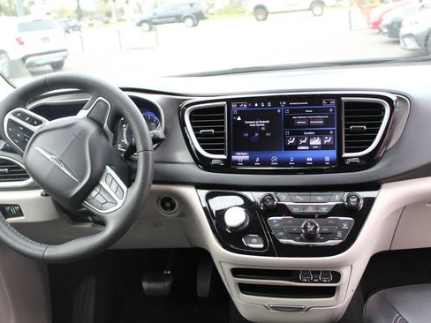 Used 2023 Chrysler Pacifica Touring-L image 11