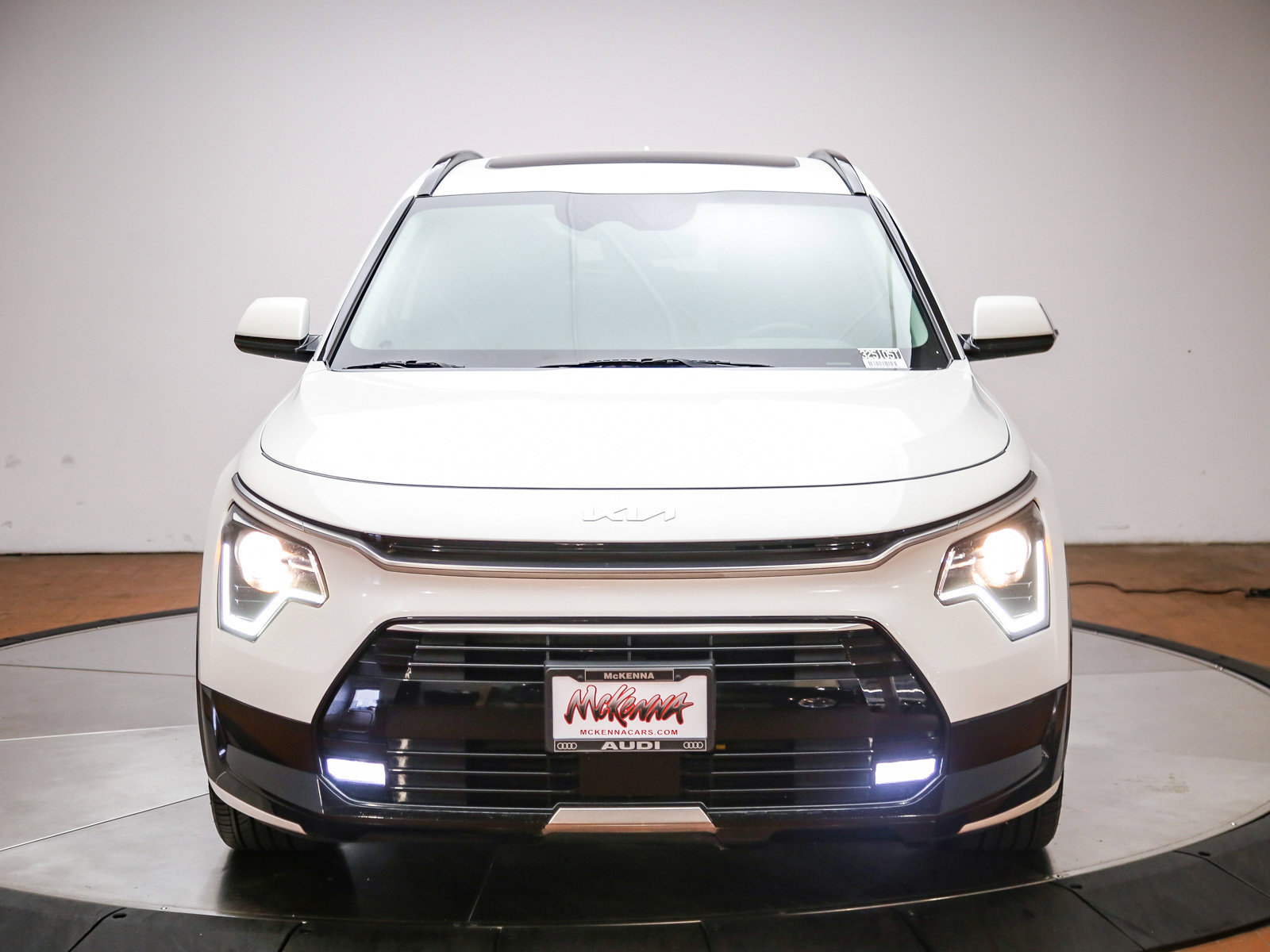 Used 2024 Kia Niro EX Touring FWD image 2