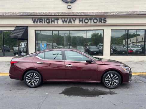 Used 2024 Nissan Altima 2.5 SV FWD image 2