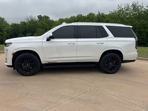 Used 2022 Cadillac Escalade Premium Luxury AWD/4WD image 2