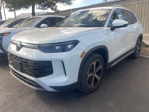 Used 2025 Volkswagen Tiguan SE image 4