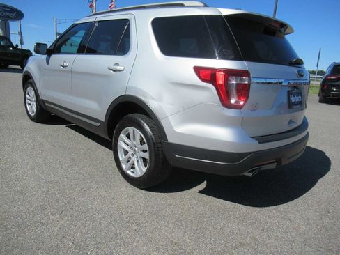 Used 2018 Ford Explorer XLT AWD/4WD image 7