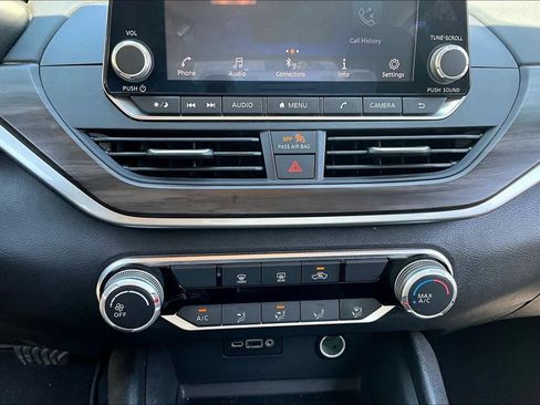 Used 2025 Nissan Altima 2.5 SV FWD image 14