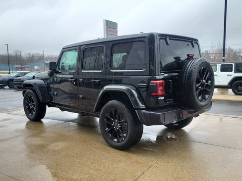 Used 2025 Jeep Wrangler Unlimited Sahara w/ Safety Group AWD/4WD image 3