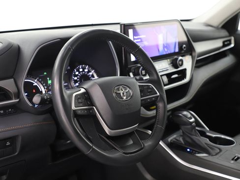 Used 2023 Toyota Highlander Bronze Edition image 23
