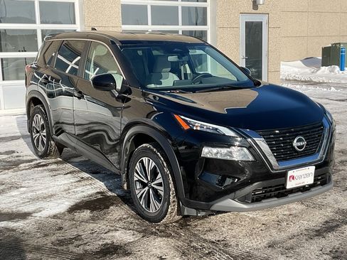 Used 2023 Nissan Rogue SV image 3