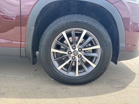 Used 2019 Toyota Highlander XLE AWD/4WD image 14