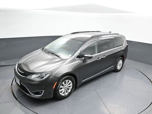 Used 2017 Chrysler Pacifica Touring-L image 34