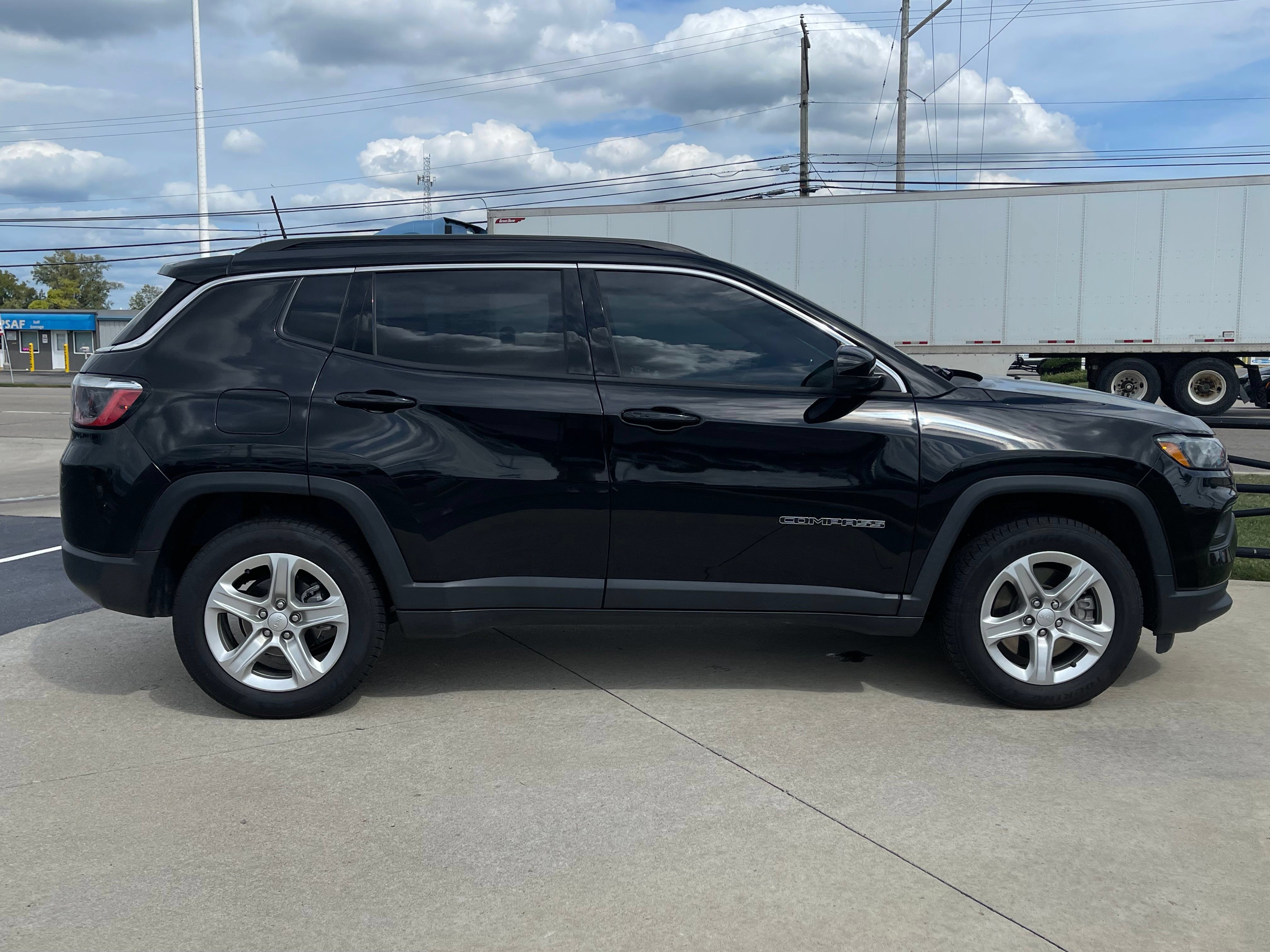 Used 2023 Jeep Compass Latitude w/ Convenience Group AWD/4WD image 8