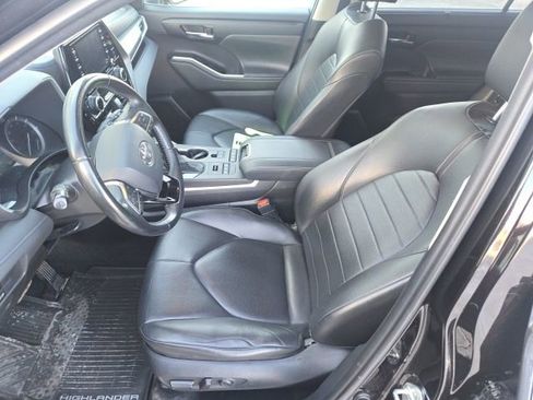 Used 2020 Toyota Highlander XLE image 11