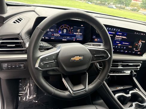 Used 2025 Chevrolet Traverse LT w/ Driver Confidence Package AWD/4WD image 16