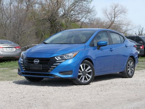 Used 2023 Nissan Versa SV image 4