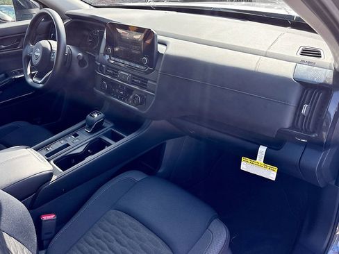 Used 2025 Nissan Pathfinder S image 29