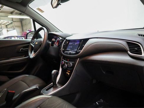 Used 2022 Chevrolet Trax LT w/ Midnight Edition image 26