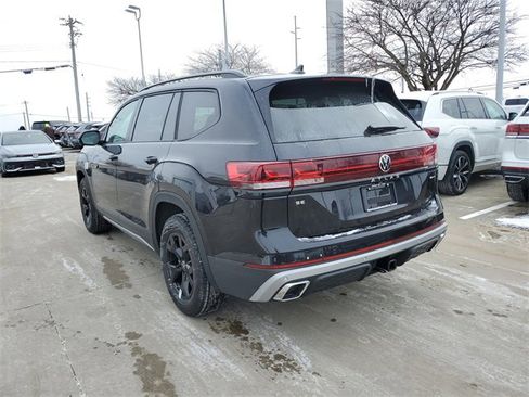 New 2026 Volkswagen Atlas Peak Edition image 3
