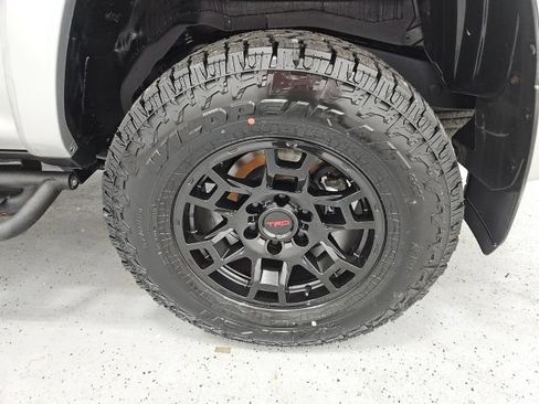 Used 2018 Toyota 4Runner SR5 AWD/4WD image 10