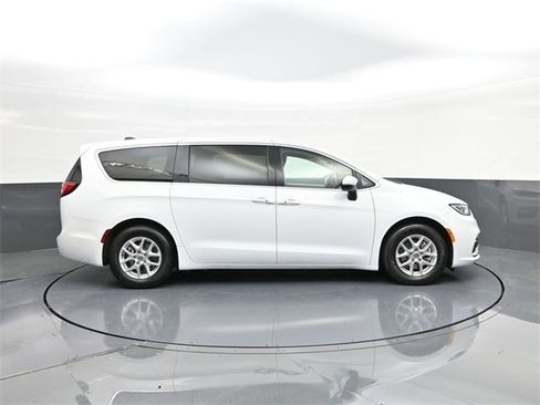 Used 2023 Chrysler Pacifica Touring-L image 26
